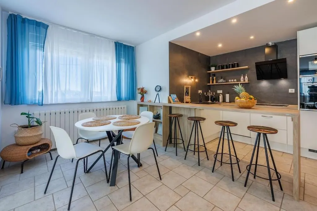 Luxe Blue Apartment Smrika 0*,